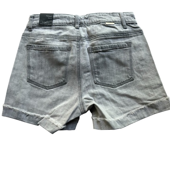 Tractr women’s Brittany Distressed Mid Rise Jean Shorts Size 00/24 NWT - Picture 2 of 9